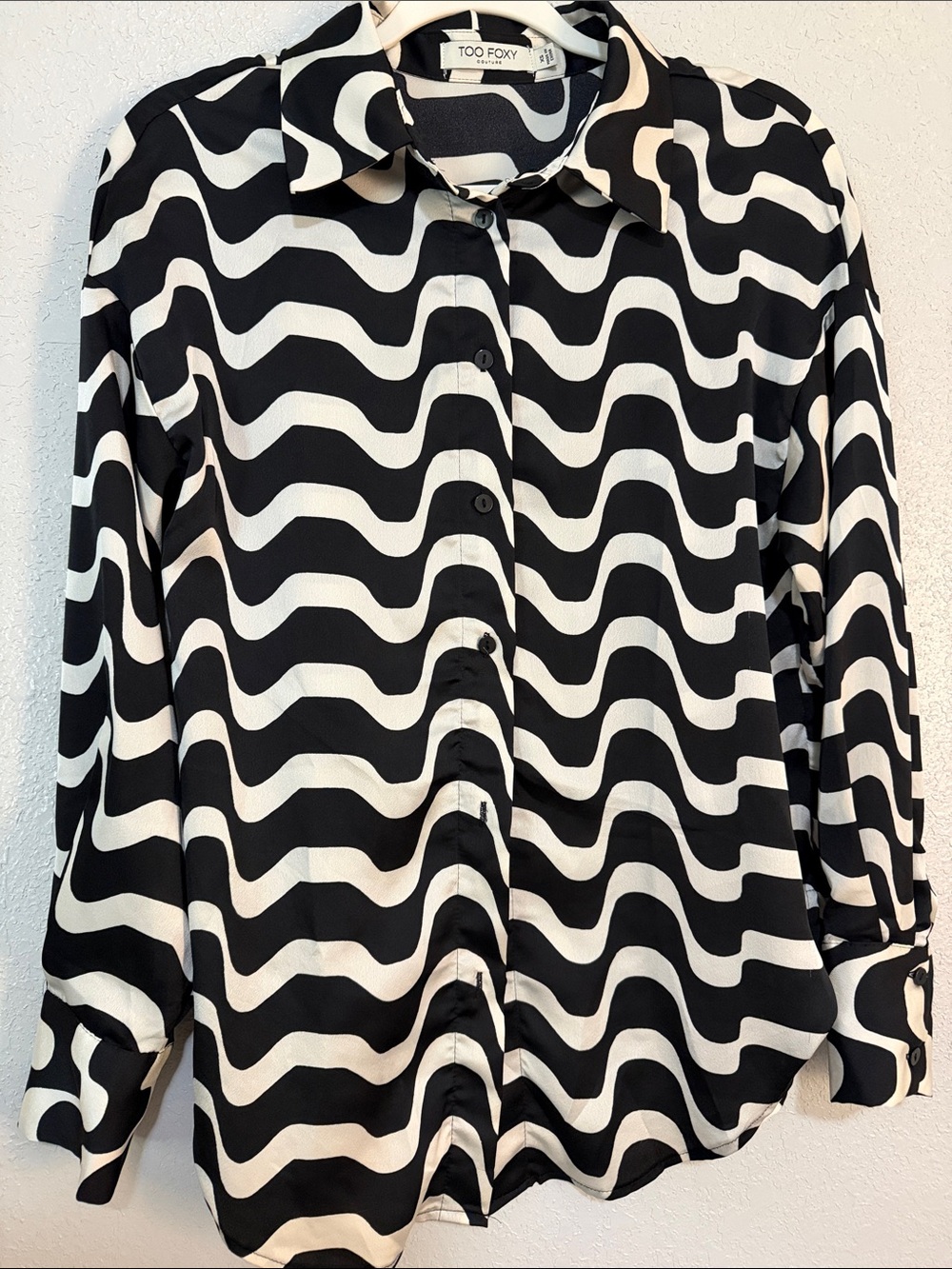 Too Foxy Black & White Wave-Print Button-Down Shirt